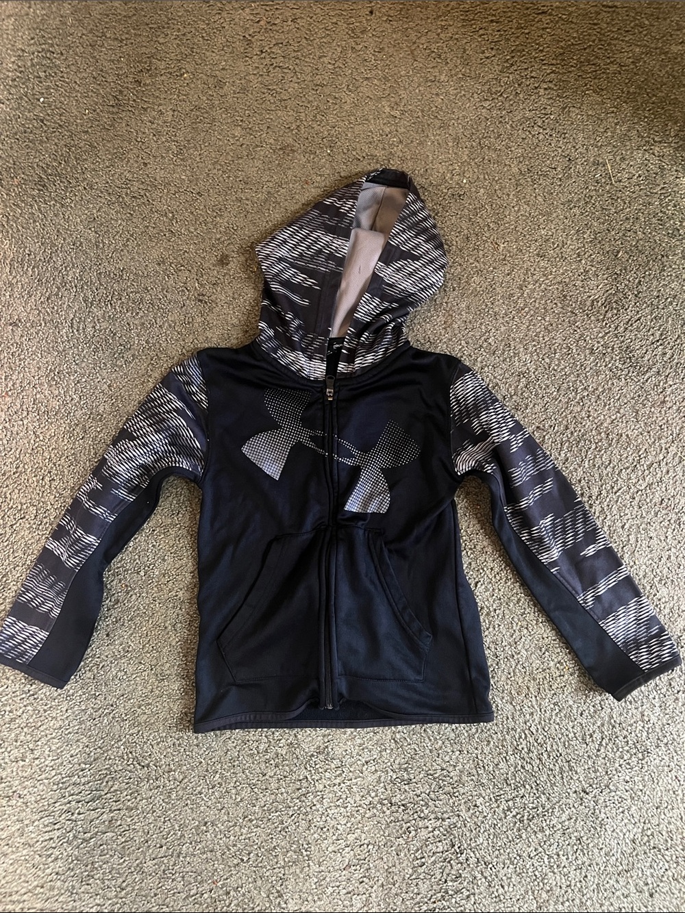 Under Armour Size 6 (5-6) Black Hooded Zip Jacket with Gray Patterned Sleeves